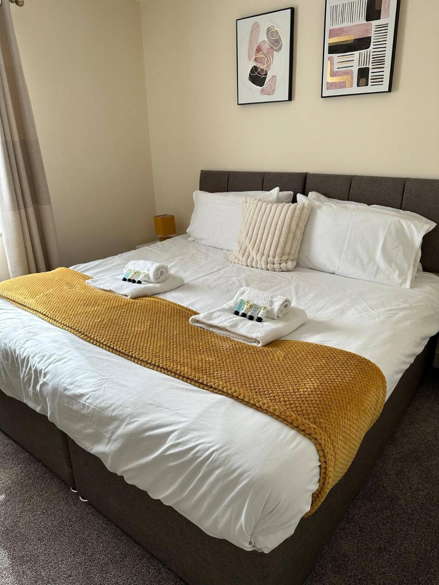 Yellow Sunflowers Flat In Stroud Stroud  Exterior foto